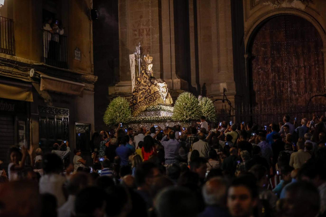 Miles de granadinos y andaluces se han dado cita este domingo en el Centro de la ciudad para acompañar a la Patrona 