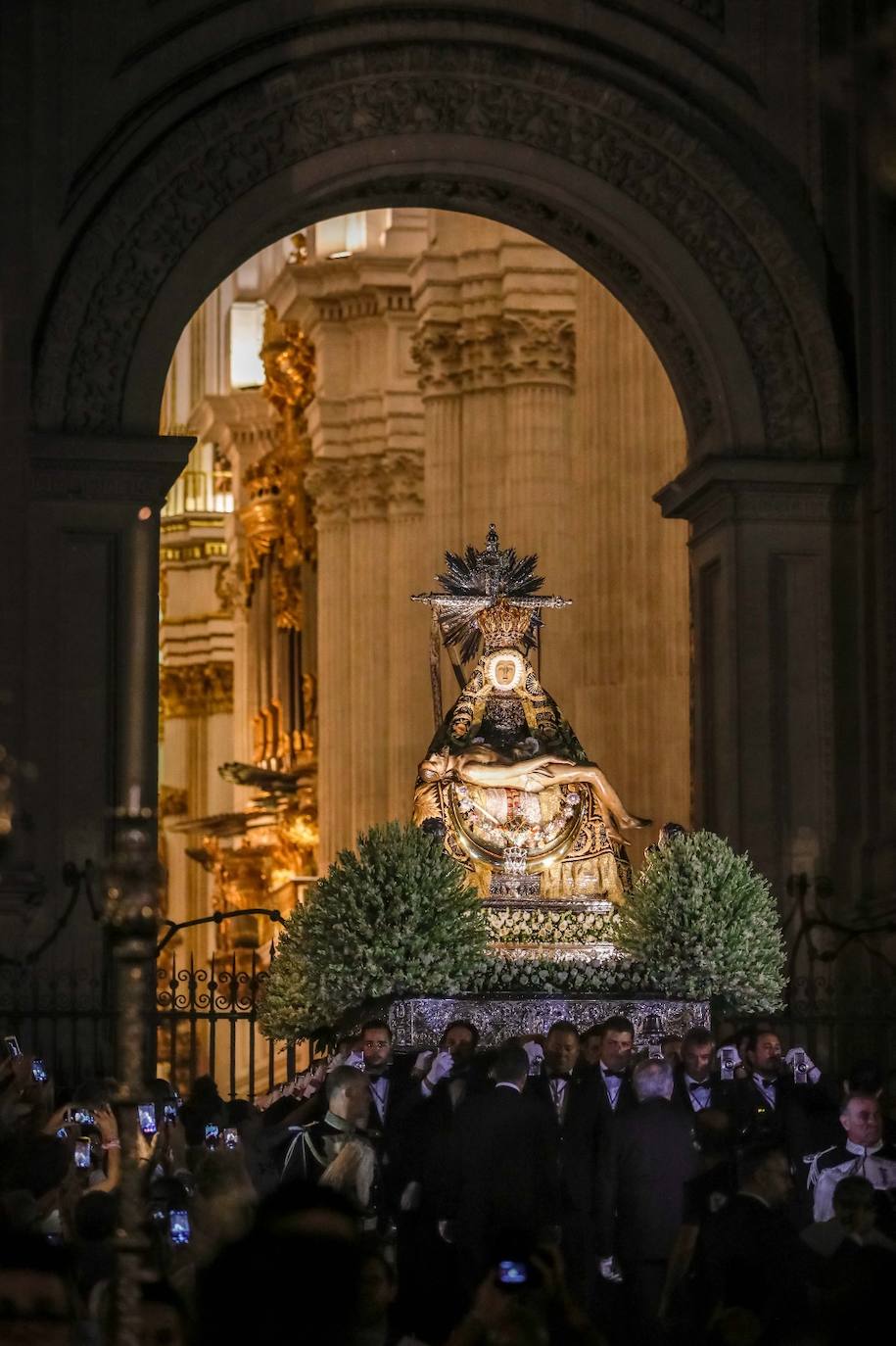 Miles de granadinos y andaluces se han dado cita este domingo en el Centro de la ciudad para acompañar a la Patrona 