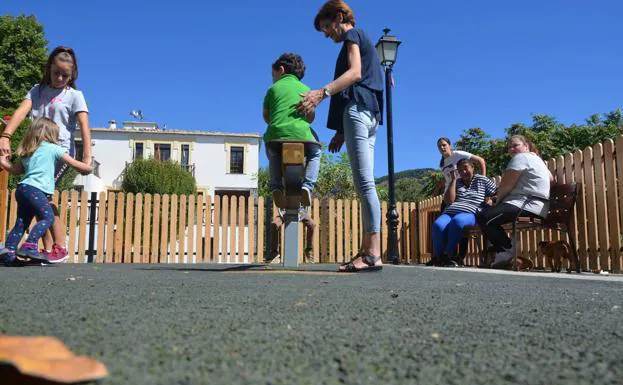 Imagen principal - Huelga escolar en Granada | El Defensor del Pueblo investiga el cierre de unidades en los colegios de la Alpujarra