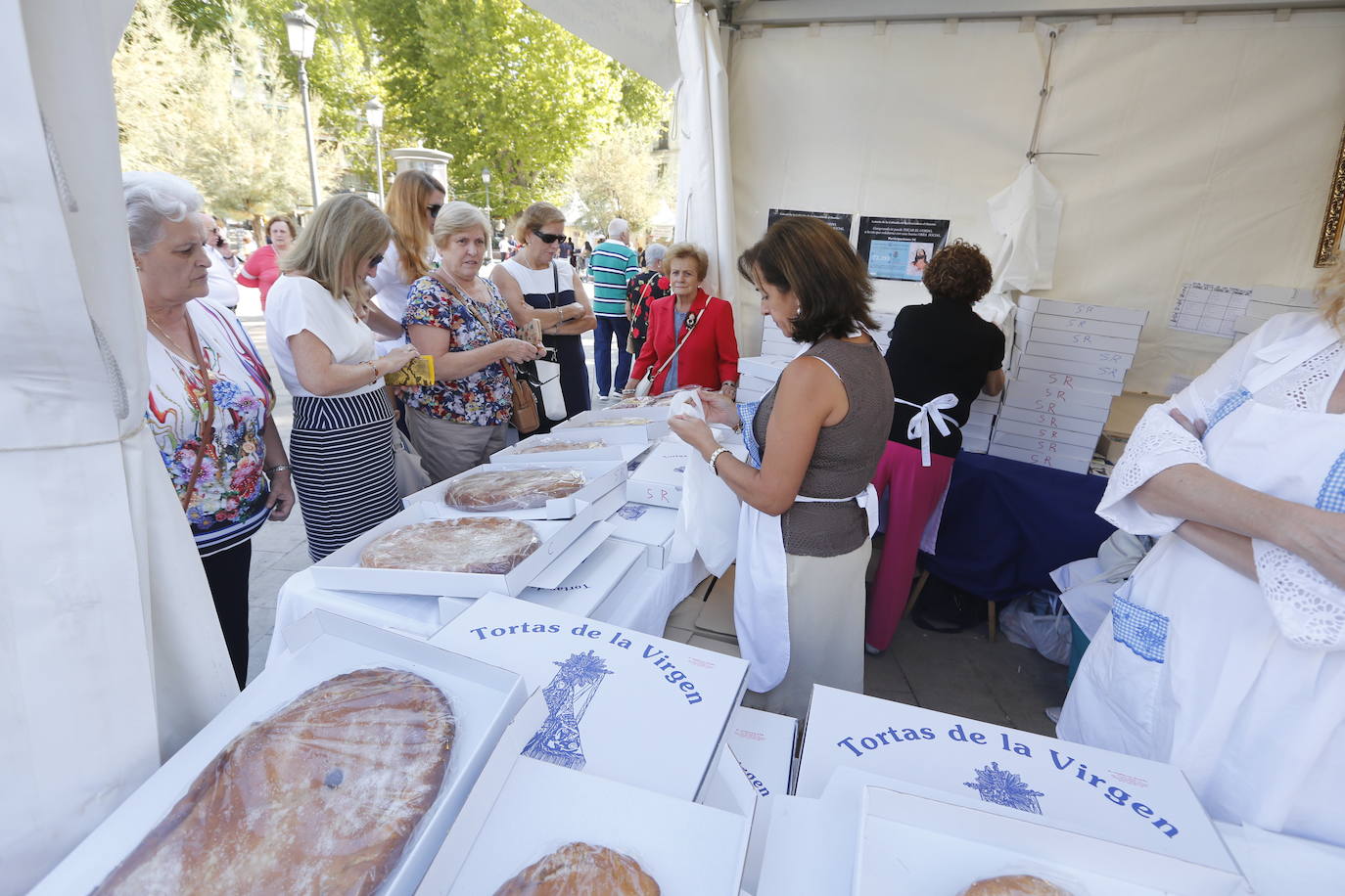 La Romería de San Miguel en el Albaicín y los puestos en la Carrera anticipan una tarde espléndida de devoción a la Virgen de las Angustias 