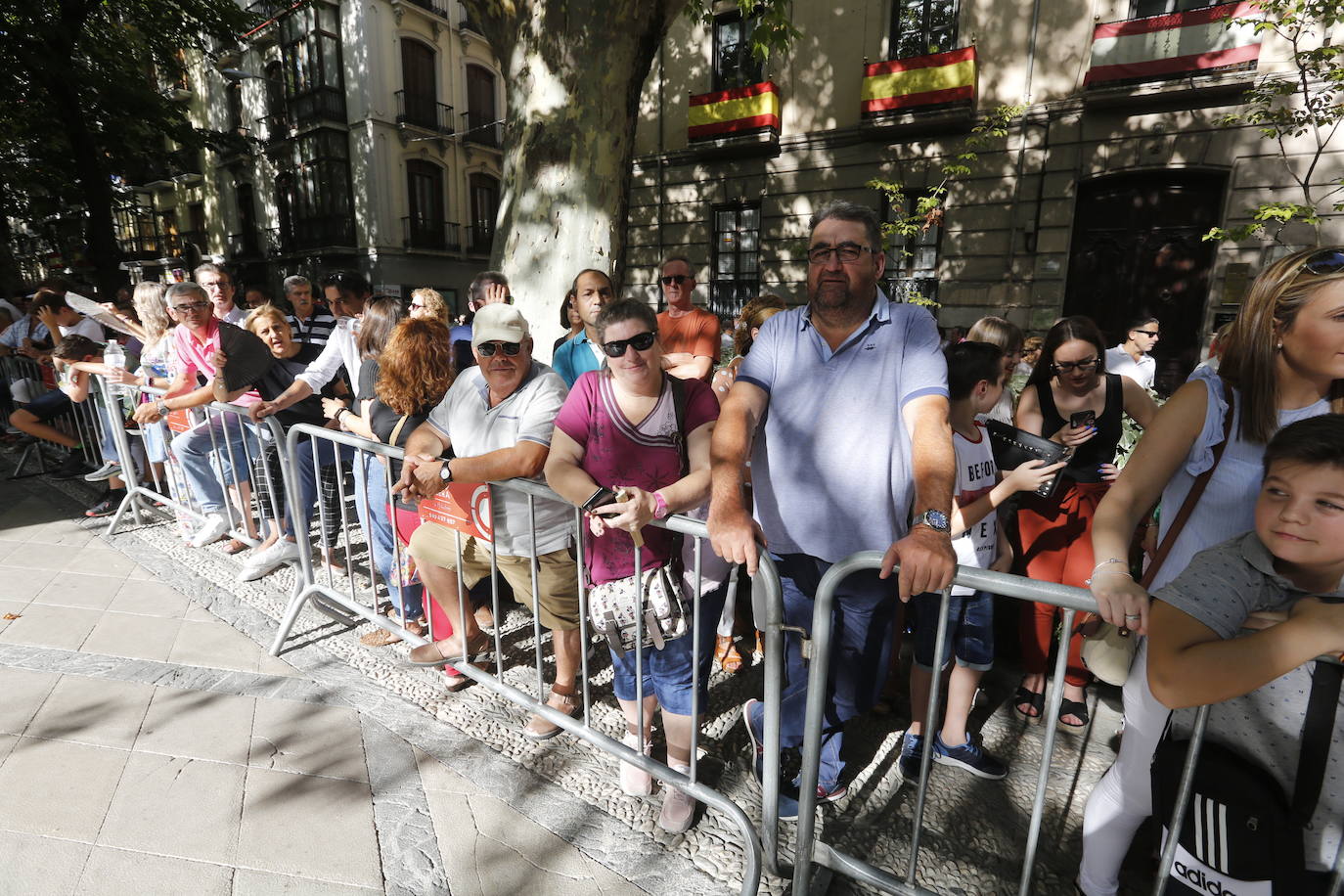 La Romería de San Miguel en el Albaicín y los puestos en la Carrera anticipan una tarde espléndida de devoción a la Virgen de las Angustias 