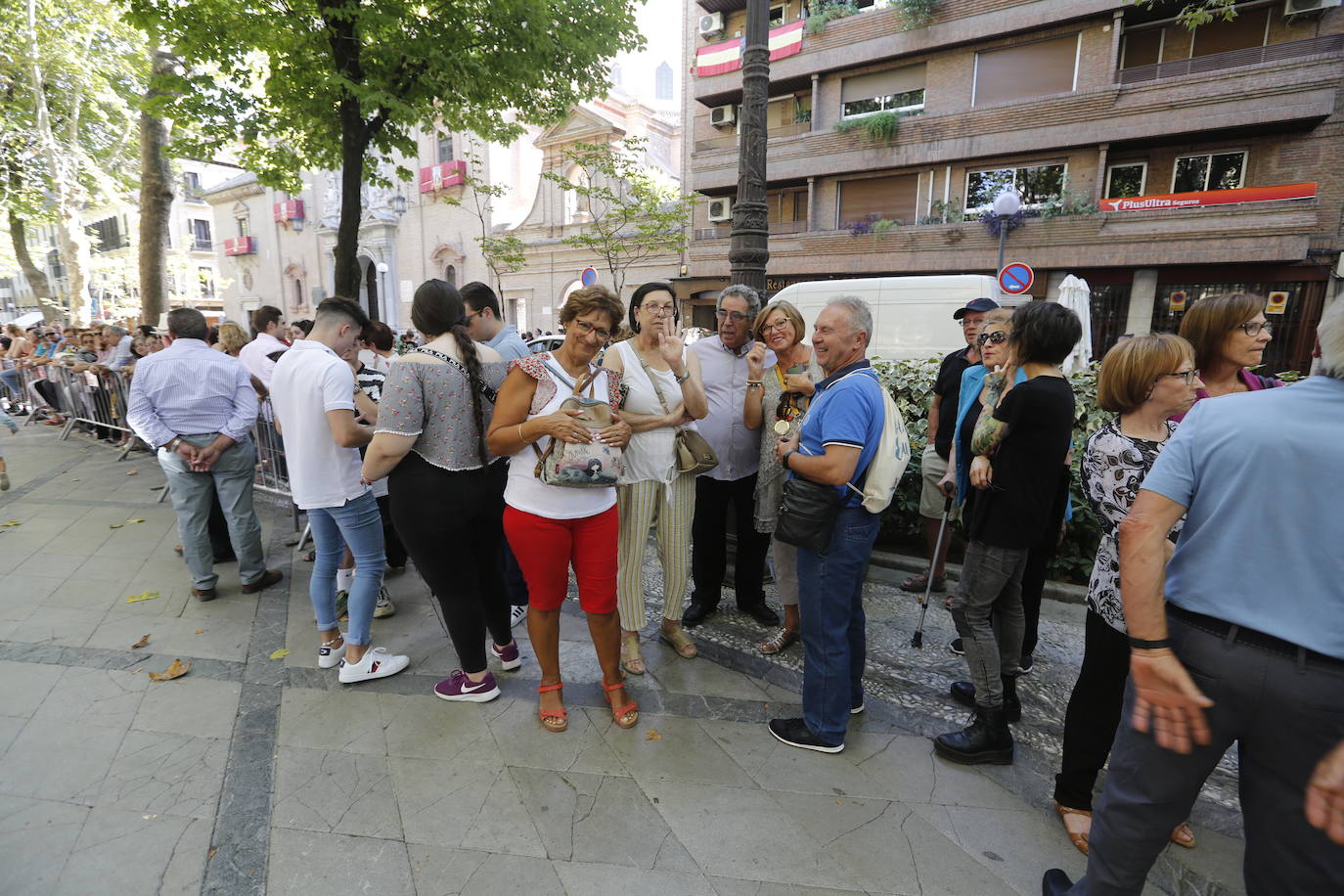 La Romería de San Miguel en el Albaicín y los puestos en la Carrera anticipan una tarde espléndida de devoción a la Virgen de las Angustias 