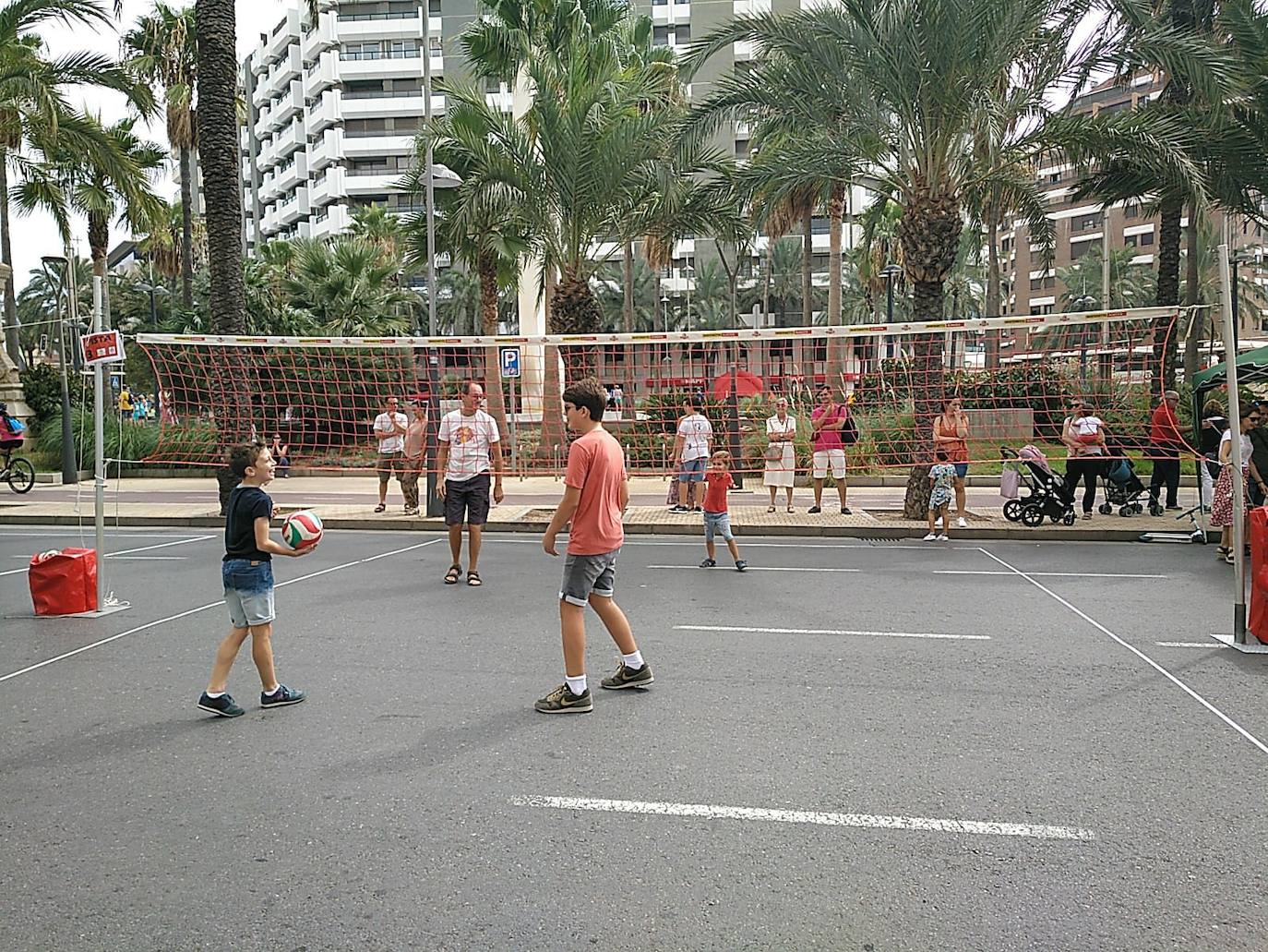 Miles de almerienses han participado en la actividad 'Muévete en la calle: actívate' programada para promocionar la práctica deportiva con casi una treintena de exhibiciones deportivas