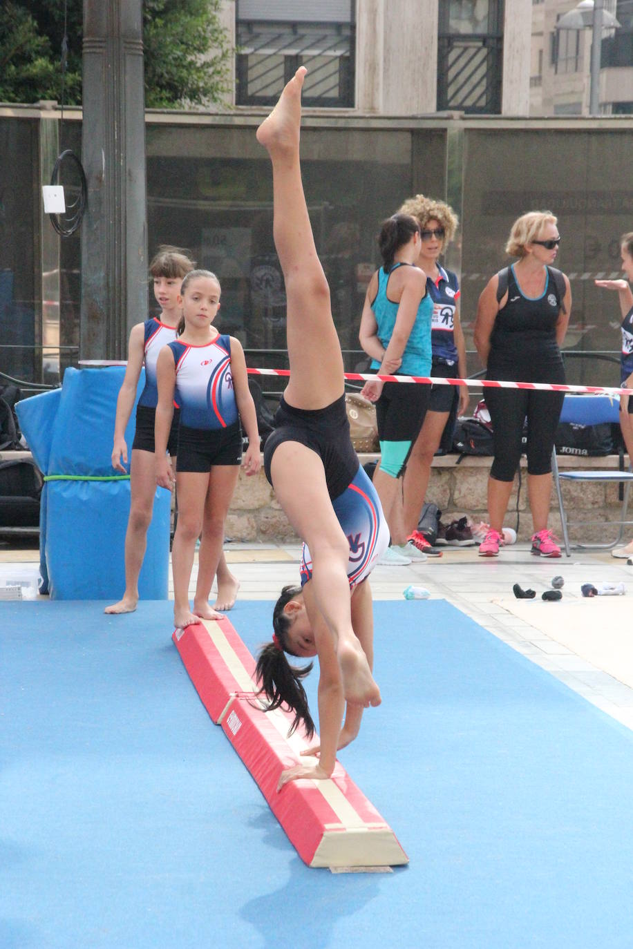 Miles de almerienses han participado en la actividad 'Muévete en la calle: actívate' programada para promocionar la práctica deportiva con casi una treintena de exhibiciones deportivas