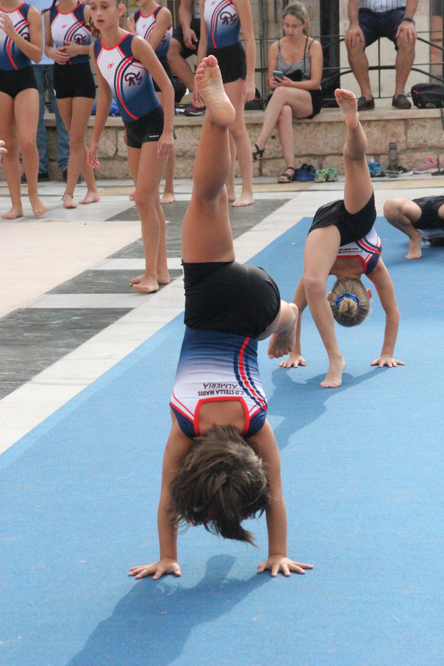 Miles de almerienses han participado en la actividad 'Muévete en la calle: actívate' programada para promocionar la práctica deportiva con casi una treintena de exhibiciones deportivas