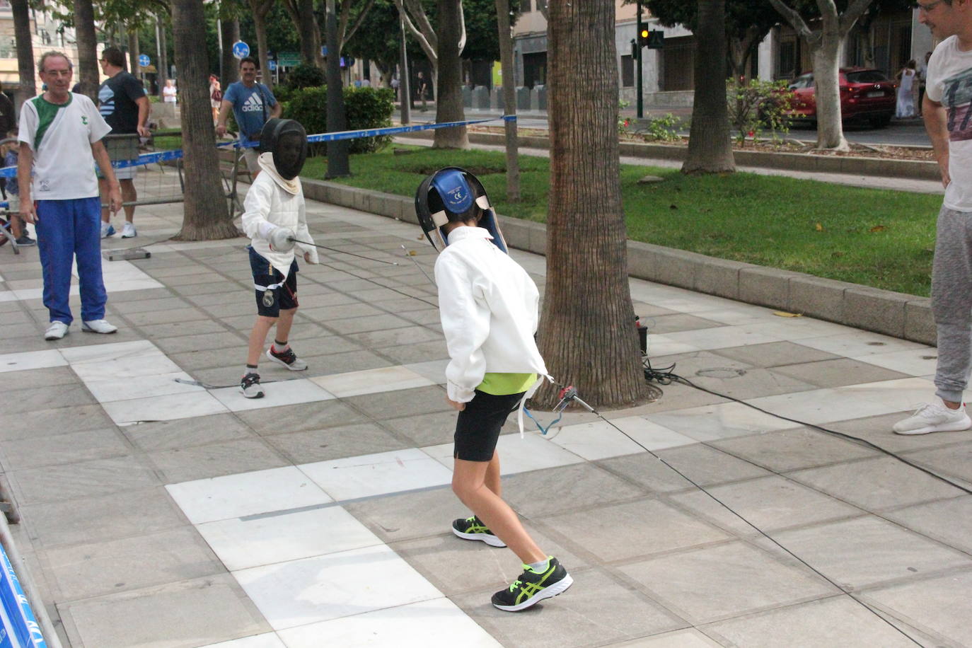 Miles de almerienses han participado en la actividad 'Muévete en la calle: actívate' programada para promocionar la práctica deportiva con casi una treintena de exhibiciones deportivas