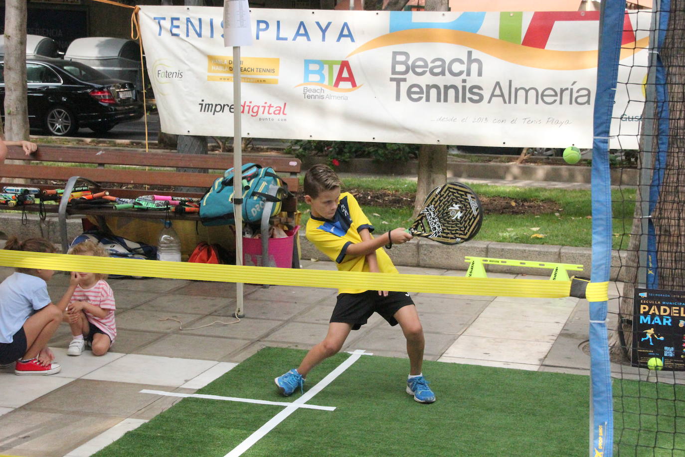Miles de almerienses han participado en la actividad 'Muévete en la calle: actívate' programada para promocionar la práctica deportiva con casi una treintena de exhibiciones deportivas