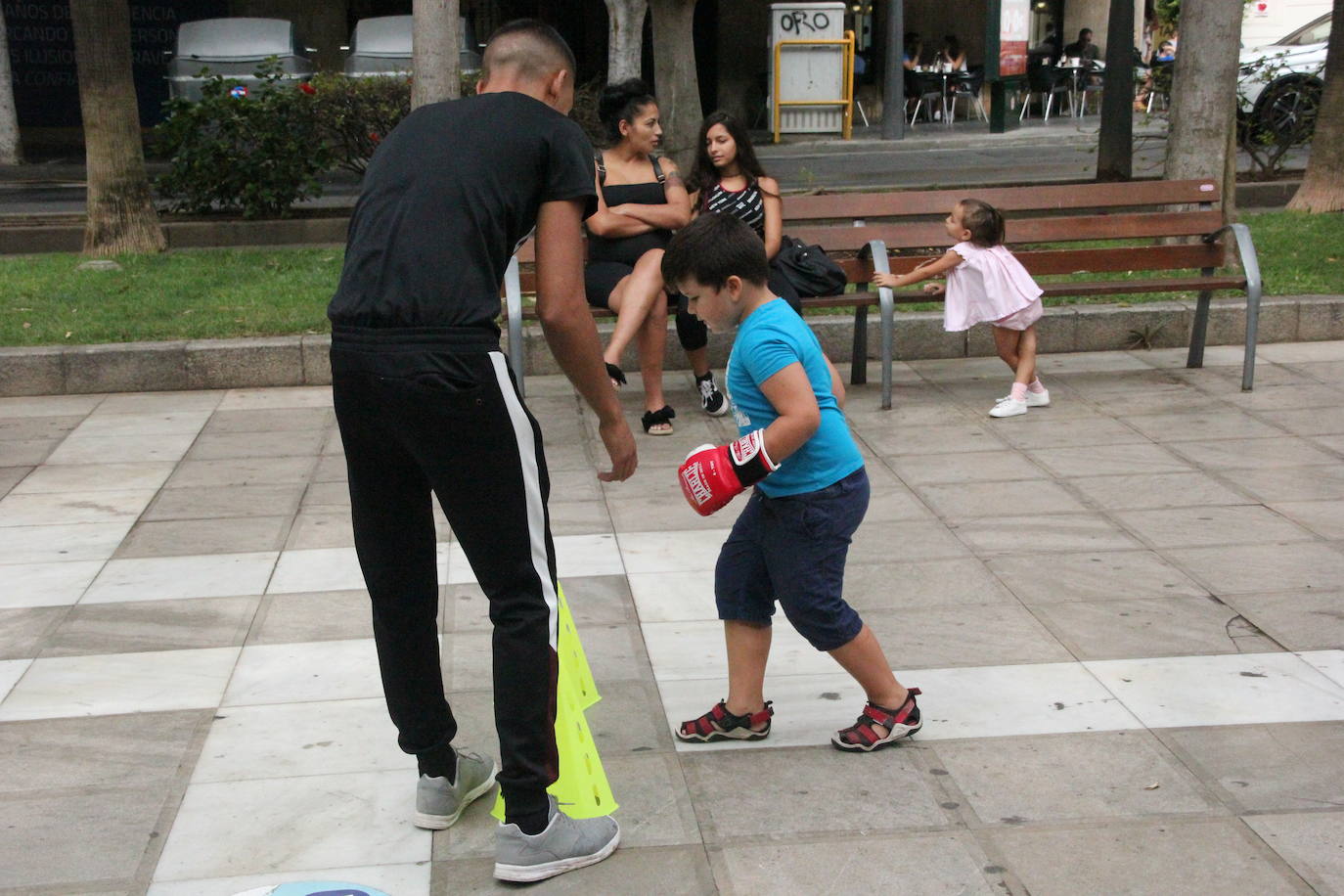 Miles de almerienses han participado en la actividad 'Muévete en la calle: actívate' programada para promocionar la práctica deportiva con casi una treintena de exhibiciones deportivas