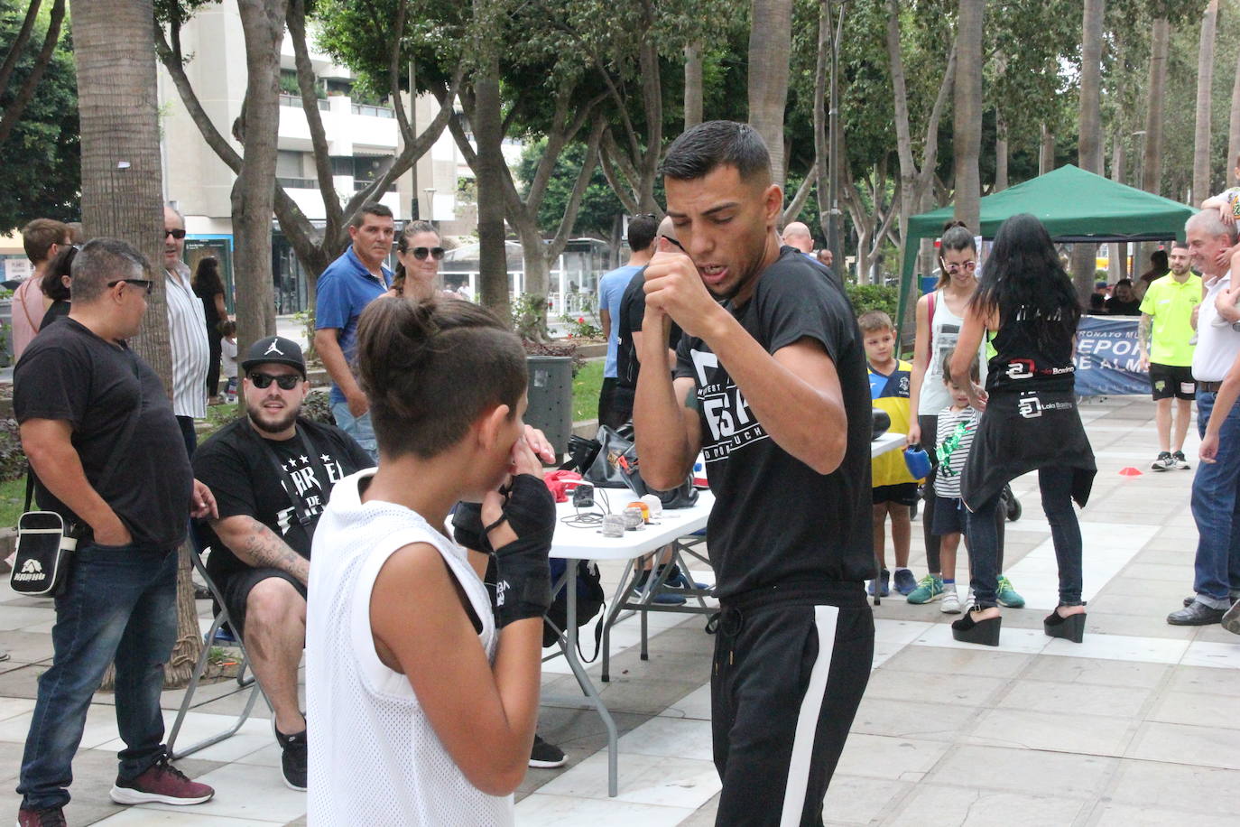 Miles de almerienses han participado en la actividad 'Muévete en la calle: actívate' programada para promocionar la práctica deportiva con casi una treintena de exhibiciones deportivas