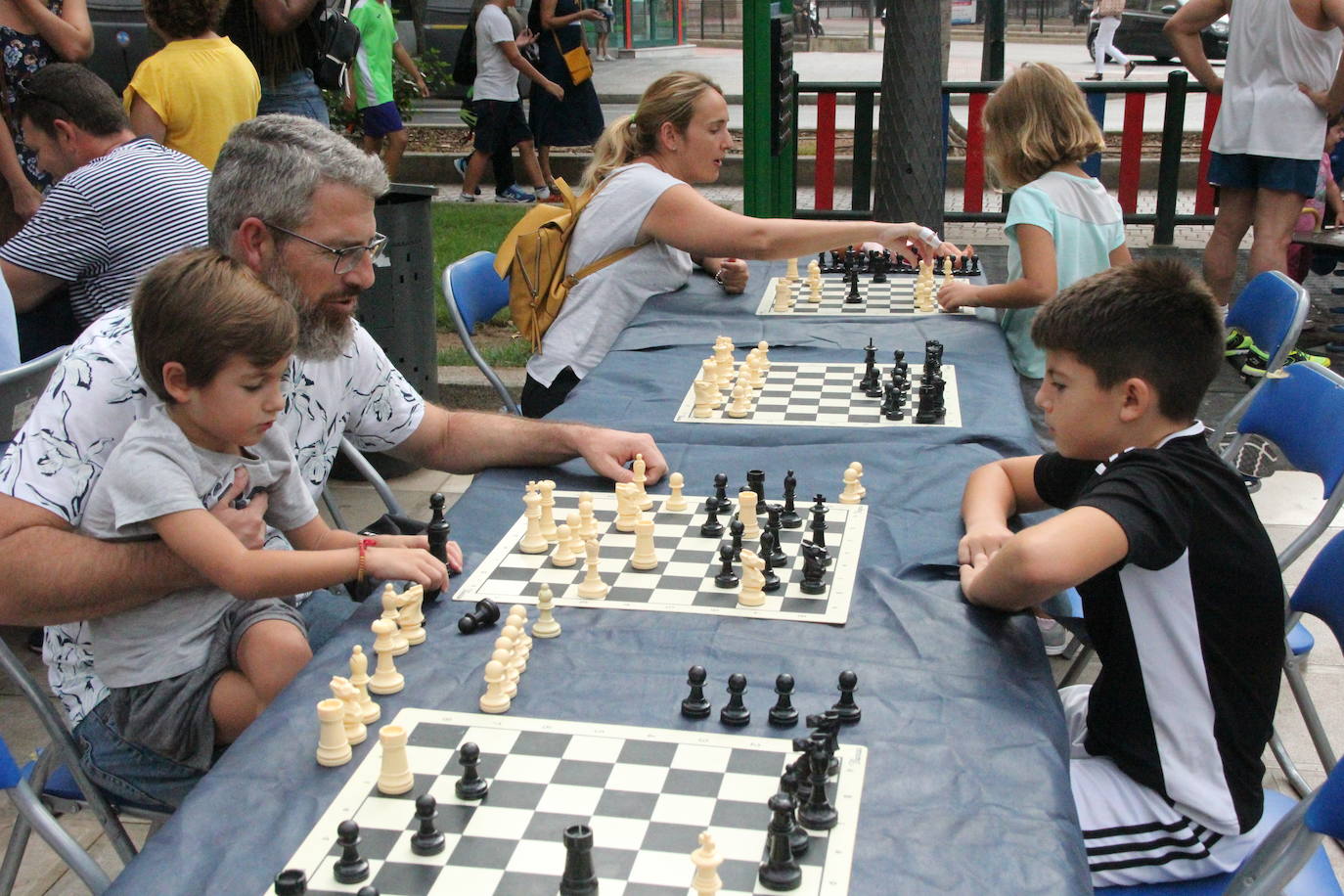 Miles de almerienses han participado en la actividad 'Muévete en la calle: actívate' programada para promocionar la práctica deportiva con casi una treintena de exhibiciones deportivas