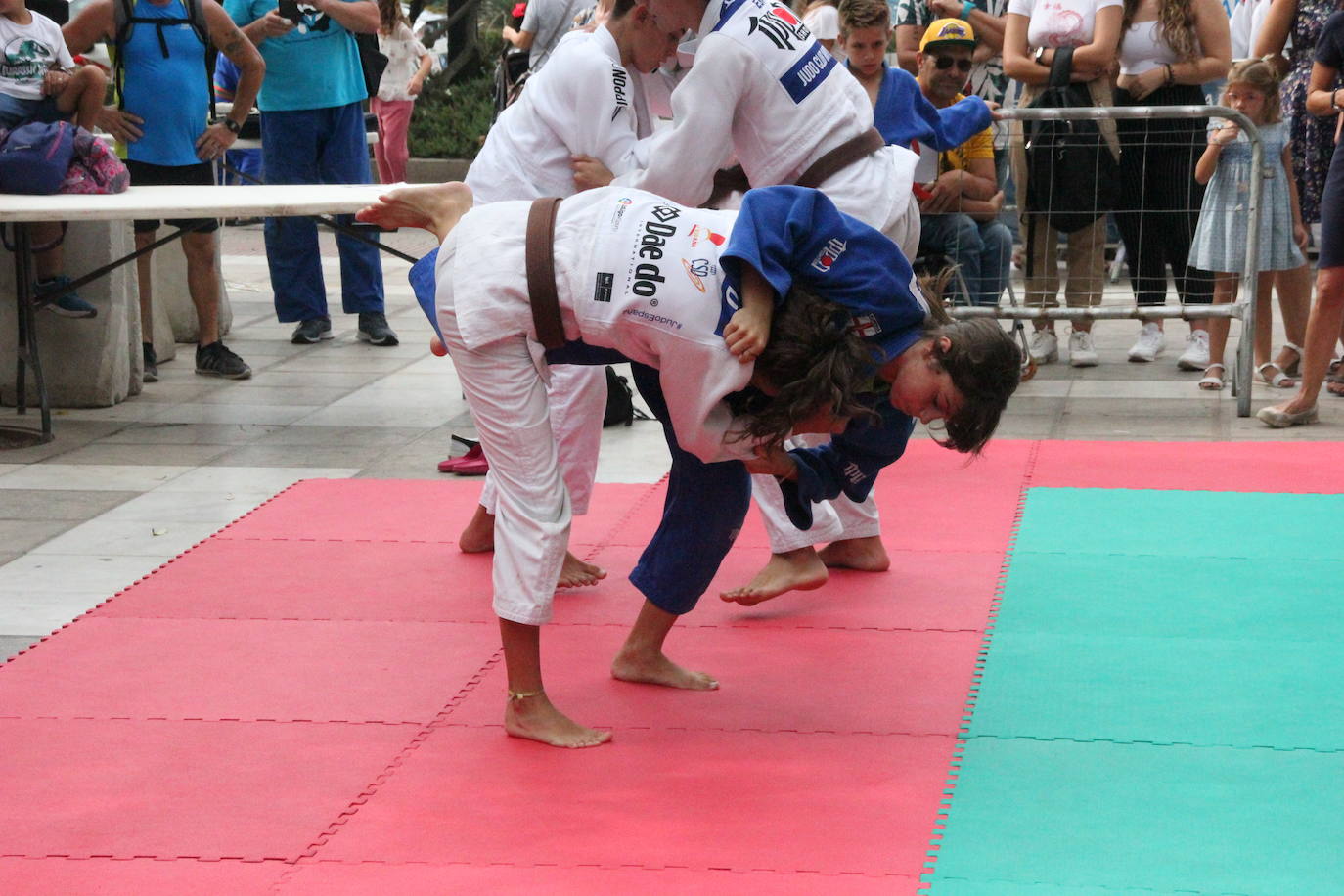 Miles de almerienses han participado en la actividad 'Muévete en la calle: actívate' programada para promocionar la práctica deportiva con casi una treintena de exhibiciones deportivas