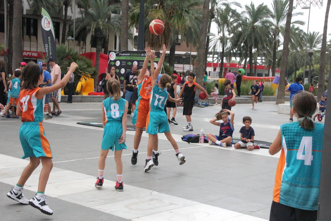 Miles de almerienses han participado en la actividad 'Muévete en la calle: actívate' programada para promocionar la práctica deportiva con casi una treintena de exhibiciones deportivas