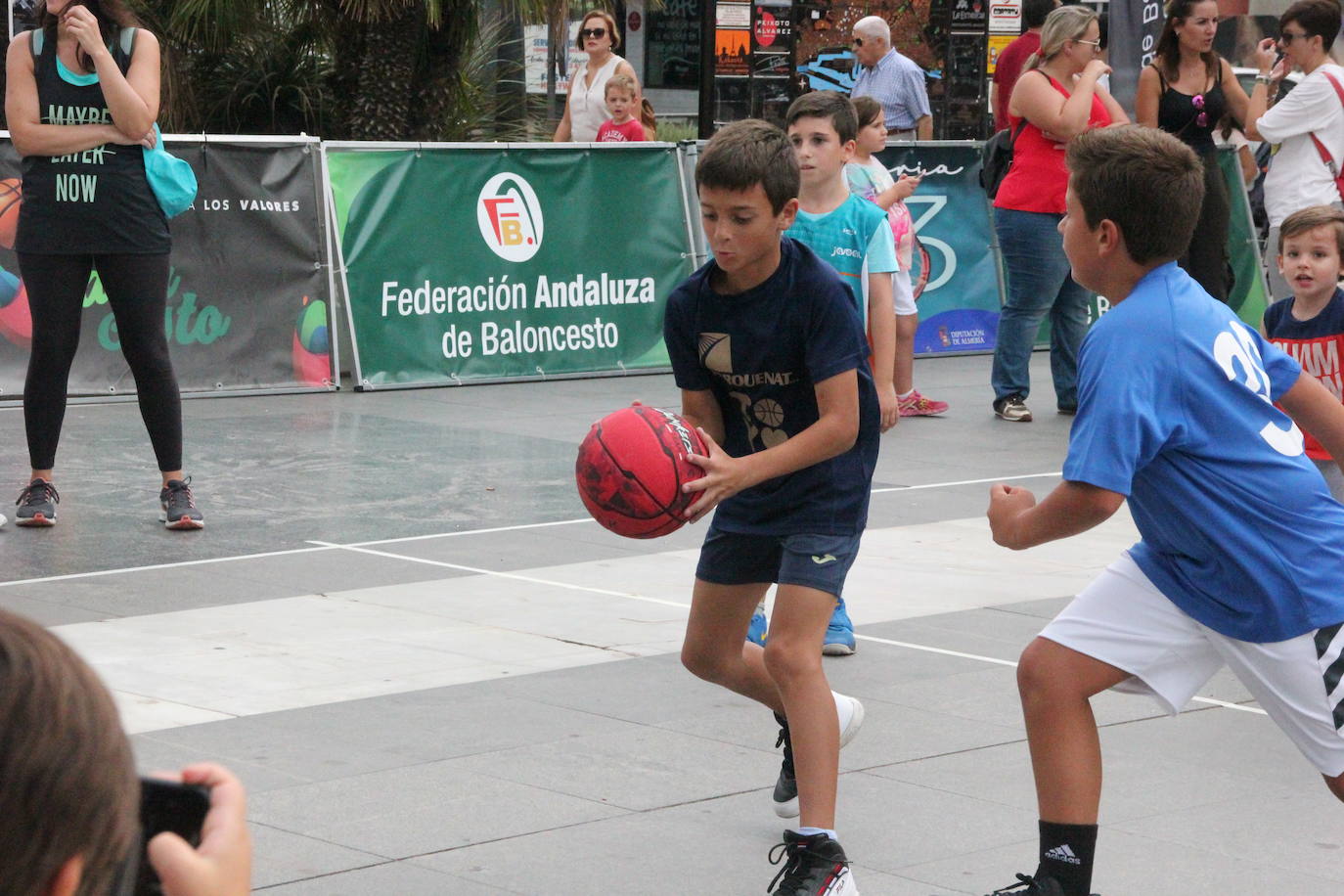 Miles de almerienses han participado en la actividad 'Muévete en la calle: actívate' programada para promocionar la práctica deportiva con casi una treintena de exhibiciones deportivas