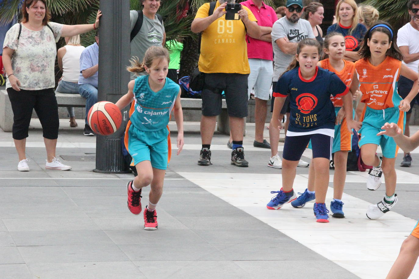 Miles de almerienses han participado en la actividad 'Muévete en la calle: actívate' programada para promocionar la práctica deportiva con casi una treintena de exhibiciones deportivas