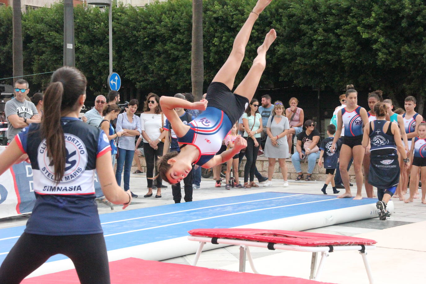 Miles de almerienses han participado en la actividad 'Muévete en la calle: actívate' programada para promocionar la práctica deportiva con casi una treintena de exhibiciones deportivas