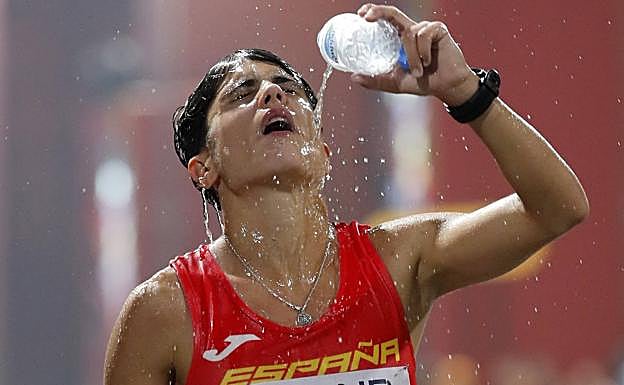 María Pérez se refresca bajo el intenso calor de Doha en plena competición. EFE