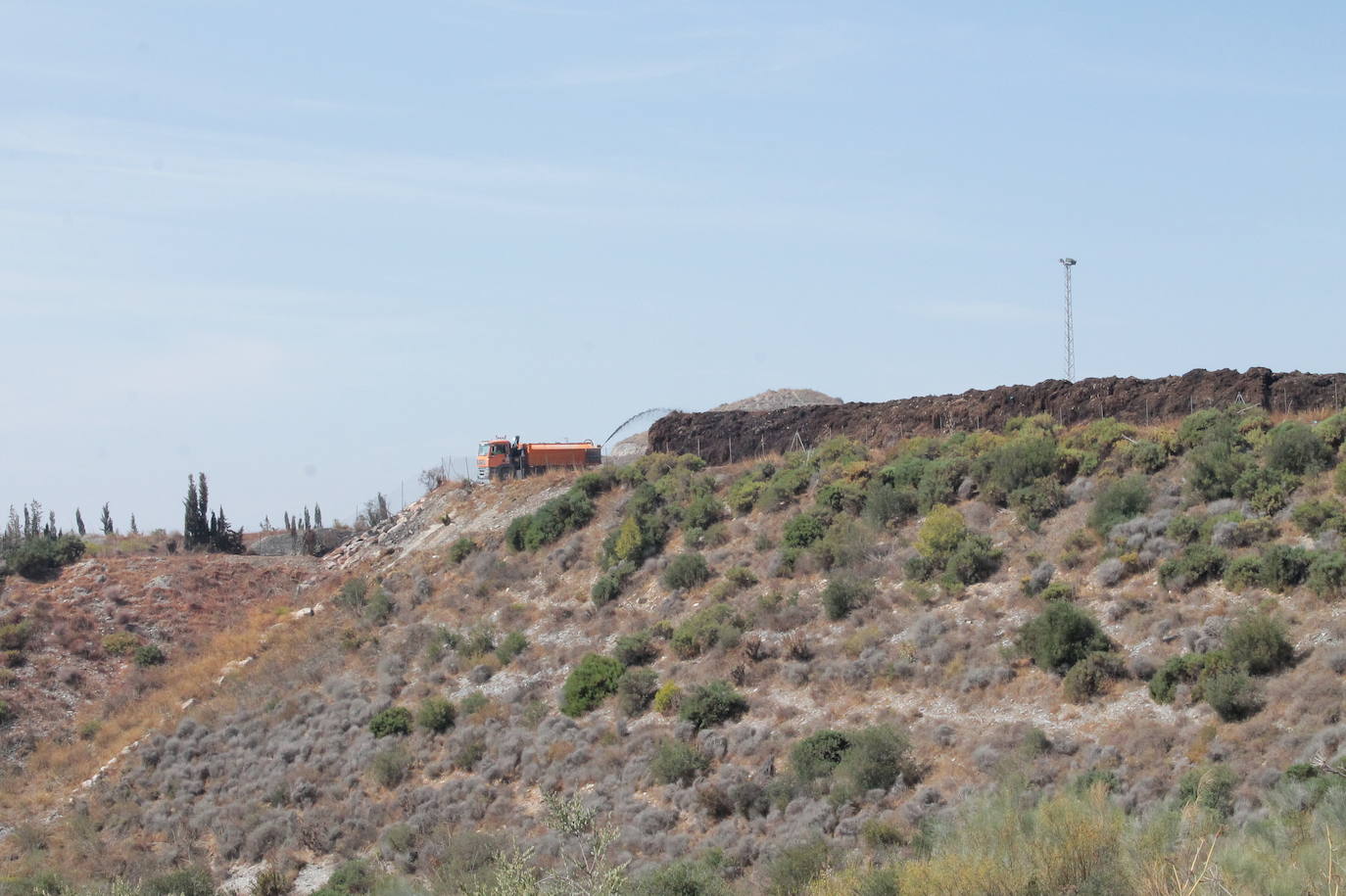 Diputación abre las instalaciones y las empresas de transporte comienzan a dejar la basura en el interior