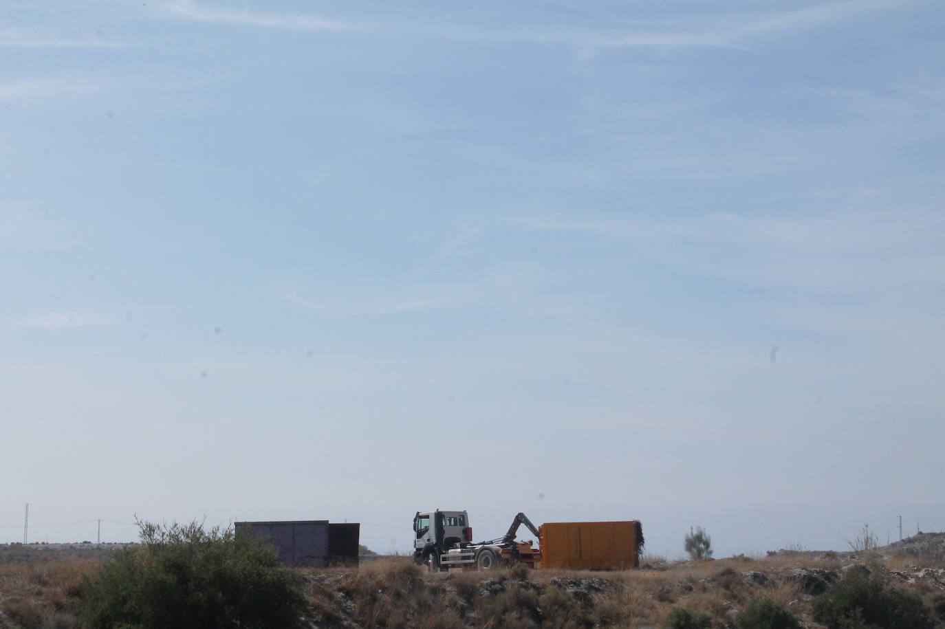 Diputación abre las instalaciones y las empresas de transporte comienzan a dejar la basura en el interior