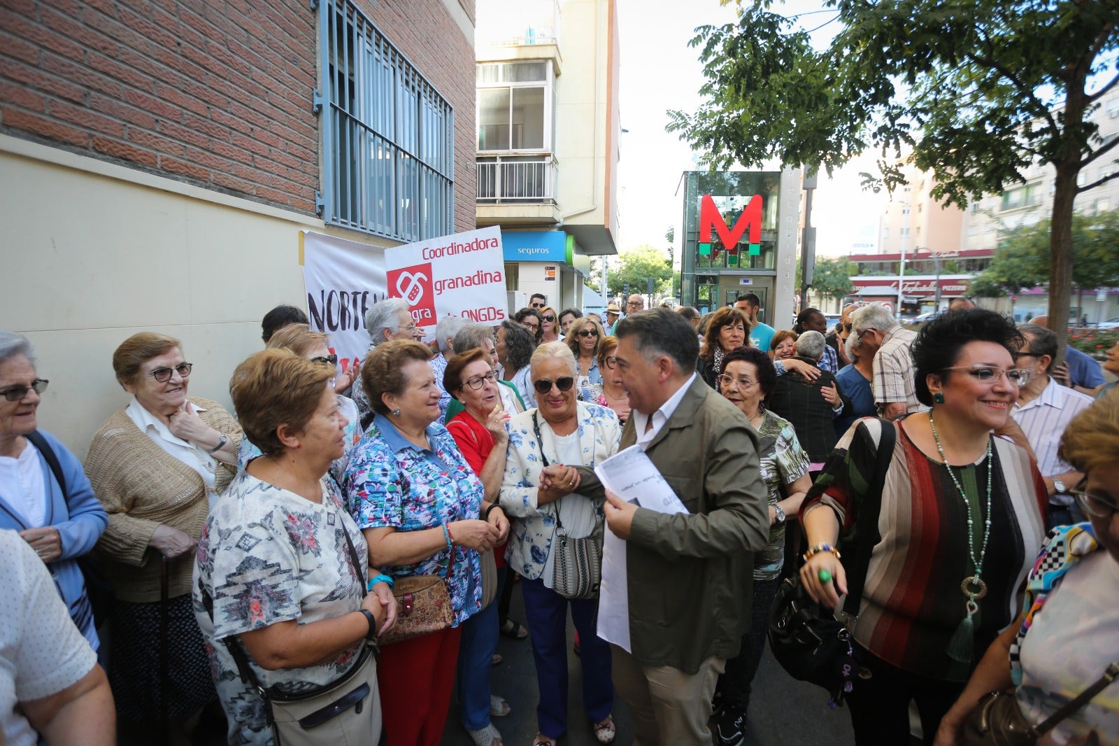 Decenas de vecinos del barrio han querido acompañar a Manuel Martín y Mario Picazo en esta medida que se prolongará hasta el domingo 