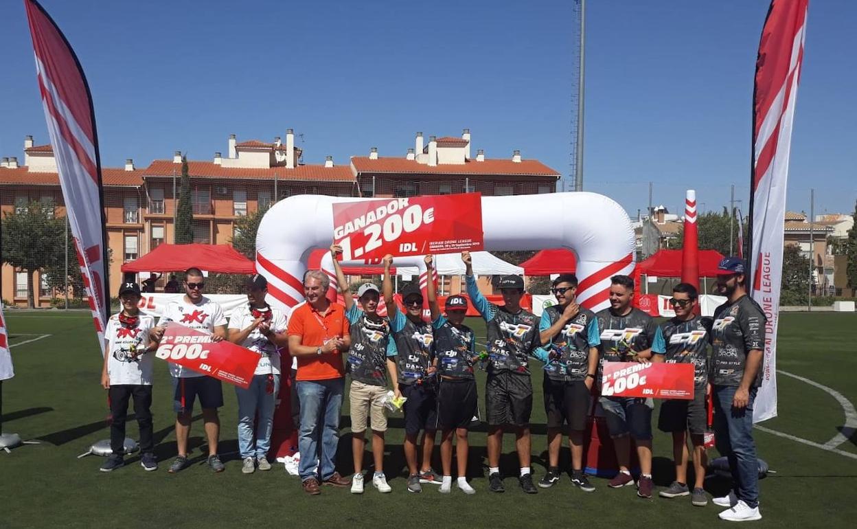 Los ganadores de la prueba de Granada reciben sus premios. 