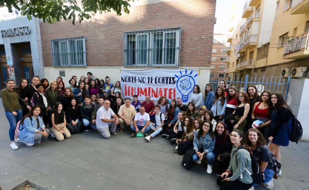 Encierro en Granada | Alumnos de la UGR se unen a la protesta contra los cortes en la zona Norte