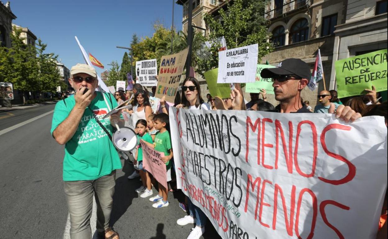 Cierre de aulas en la Alpujarra | Decenas de personas protestan en Gran Vía