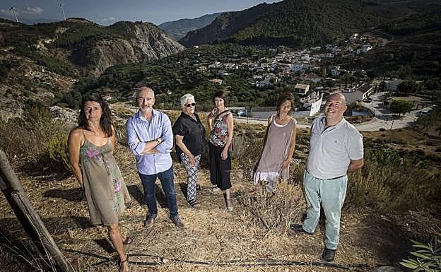 Representantes de la plataforma 'Di no a las torres' y de los empresarios turísticos. 