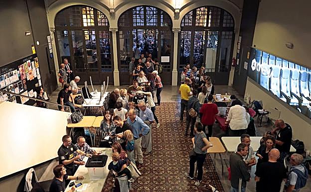 Varias personas votan en el 'Ateneu Iguladí' de Igualada (Barcelona), el 1 de octubre de 2017.