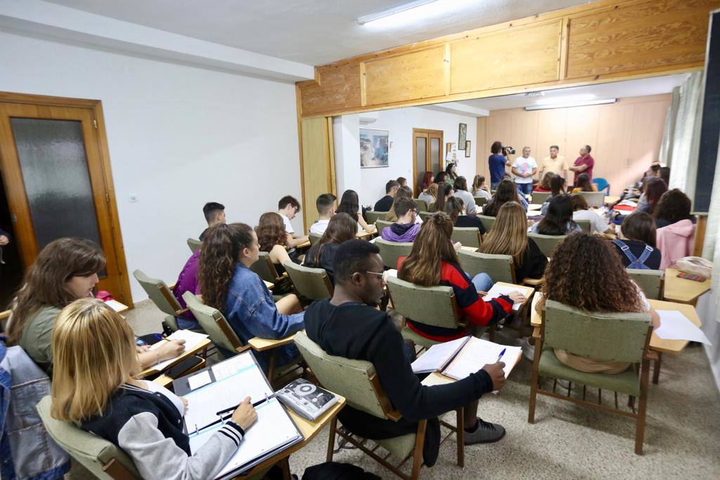 Alumnos de la UGR han dado clase en la parroquia de Camino de Ronda