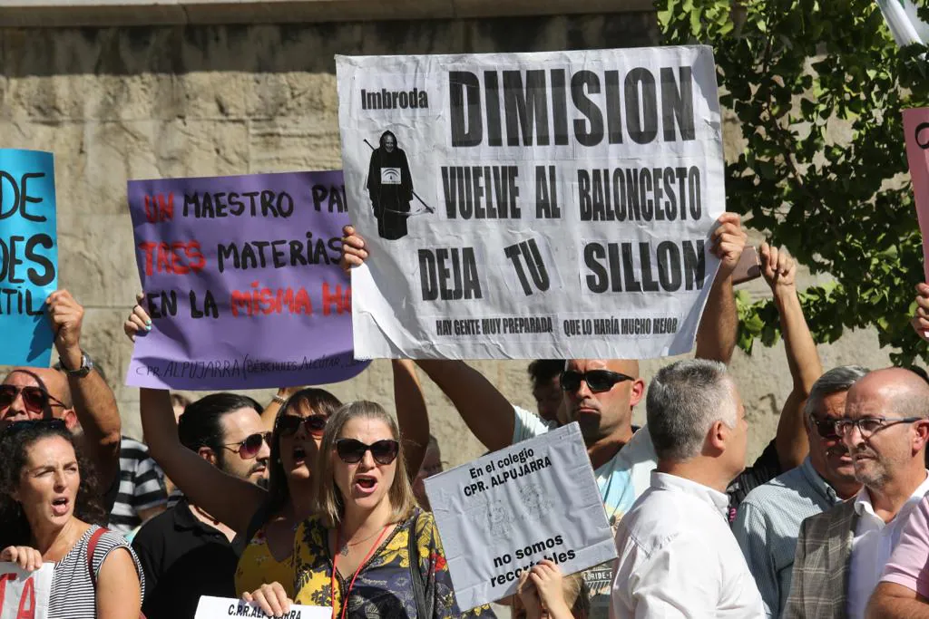 Padres, alumnos, profesores y sindicatos se movilizan para pedir que se desdoblen las clases y se amplíe el profesorado en estos centros de la provincia de Granada