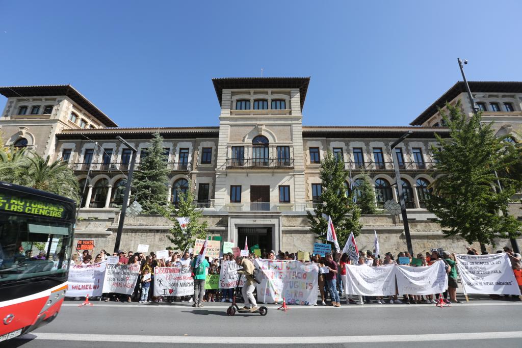 Padres, alumnos, profesores y sindicatos se movilizan para pedir que se desdoblen las clases y se amplíe el profesorado en estos centros de la provincia de Granada