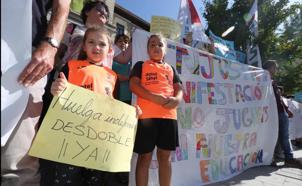 Concentración contra el cierre de unidades en la Alpujarra.