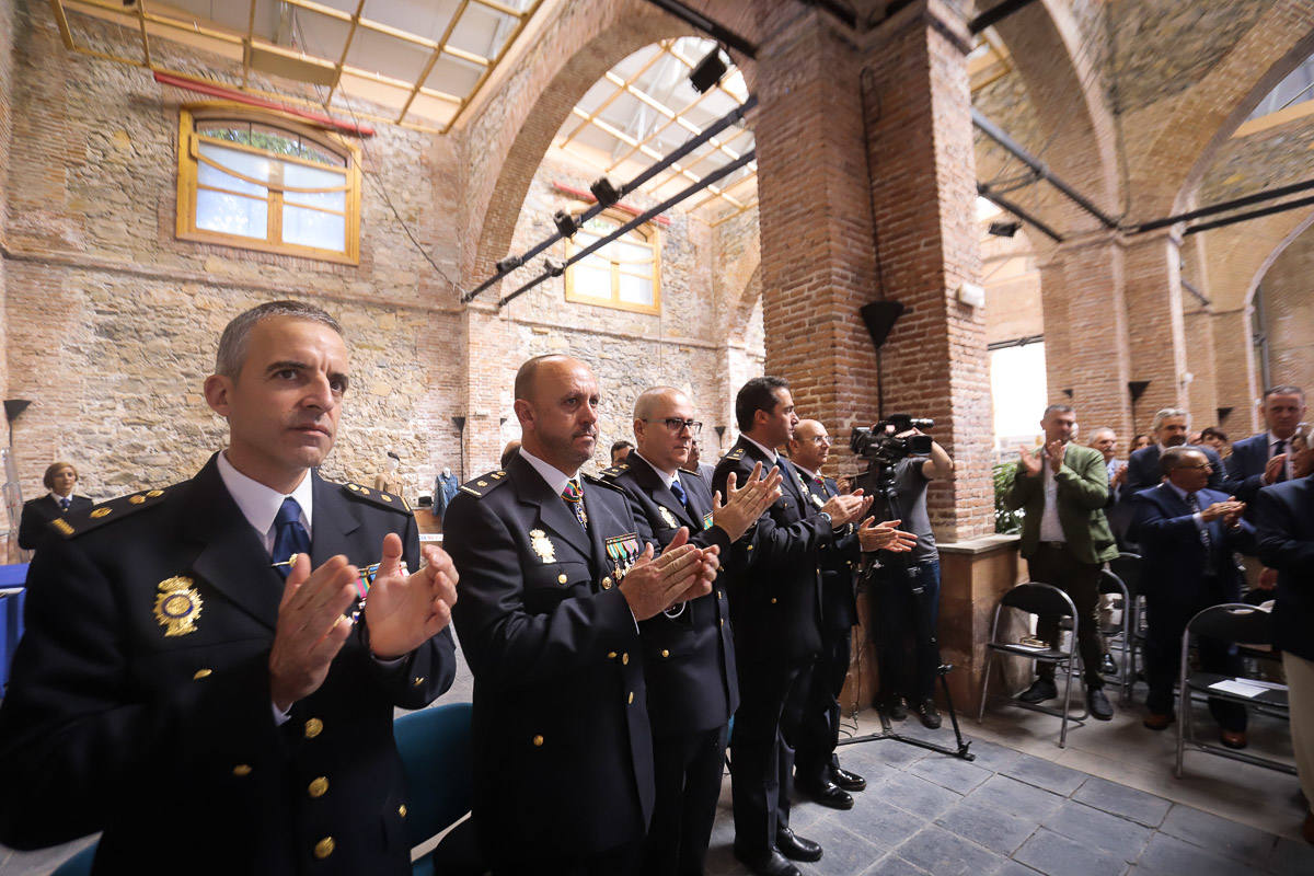 La alcaldesa del municipio, Luisa García Chamorro, ha hecho referencia a la formidable labor que realiza la Policía Nacional en la atención a los miles de motrileños 