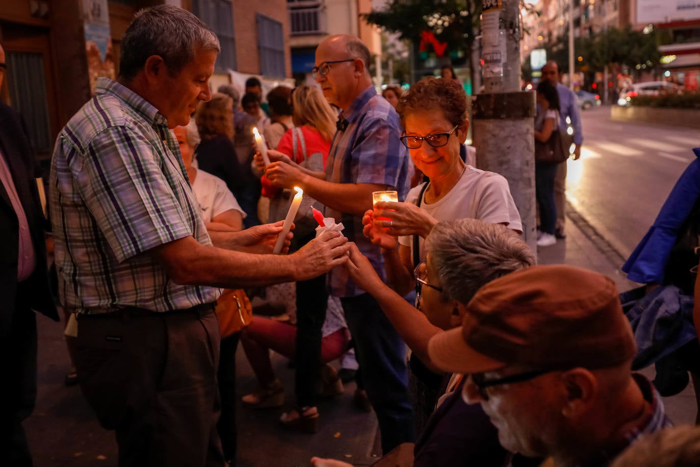 A la concentración ha acudido un centenar de personas para exigir dignidad para el barrio