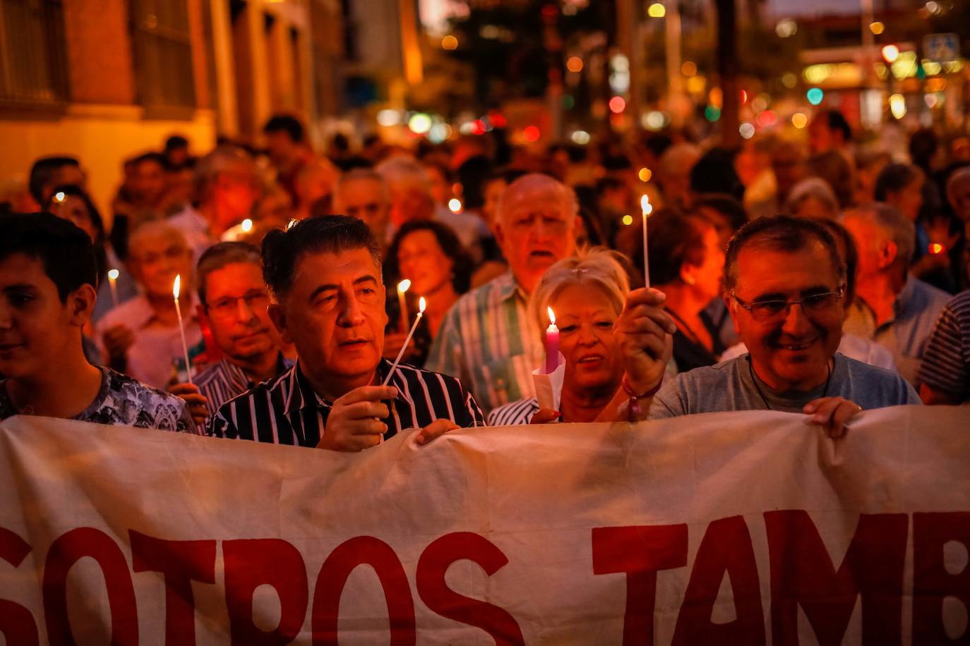 A la concentración ha acudido un centenar de personas para exigir dignidad para el barrio