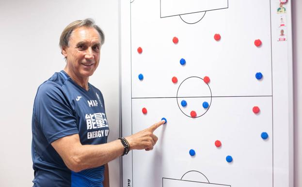 Miguel Ángel Portugal posa junto a una pizarra táctica durante su periplo como entrenador del Granada. 