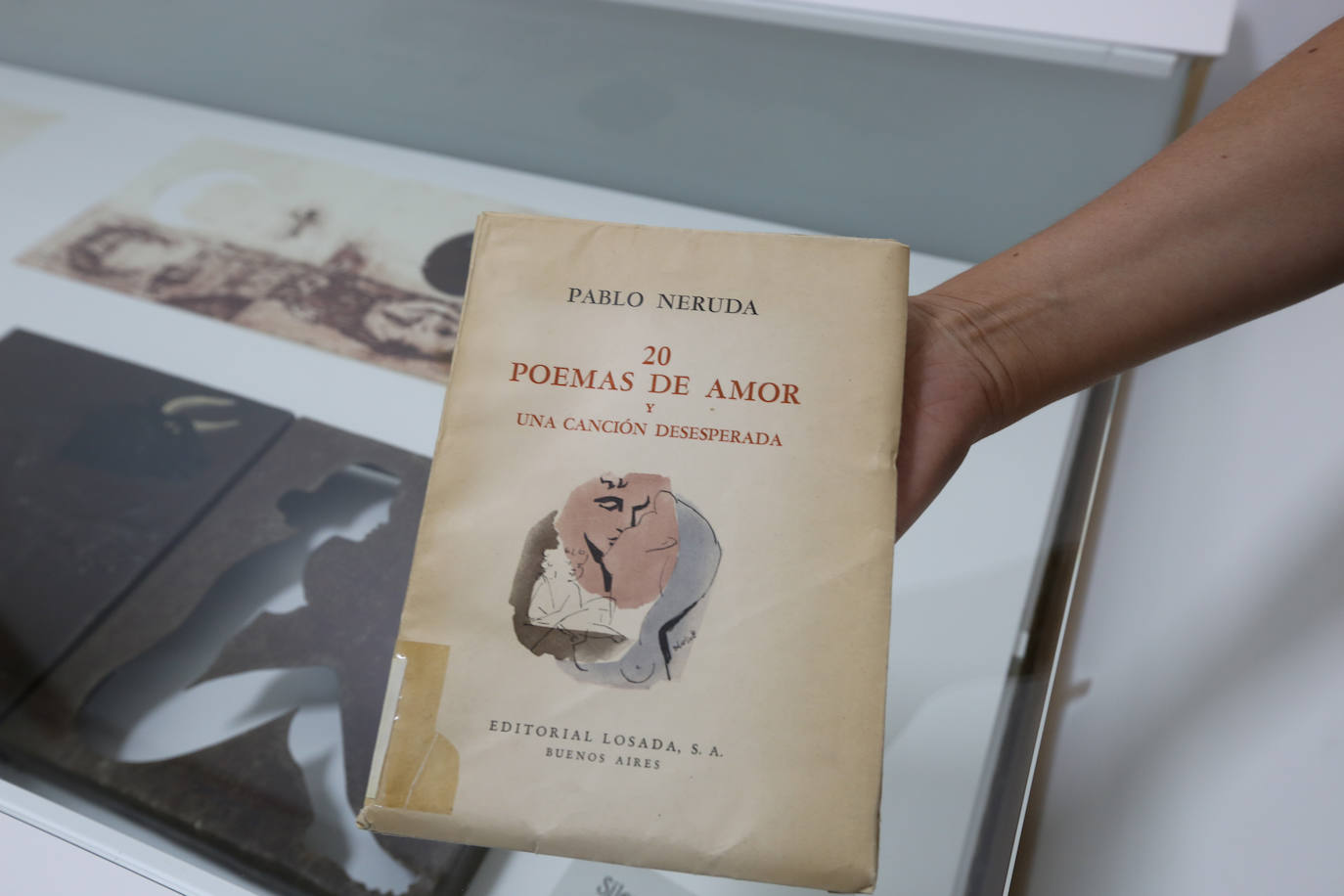 El artista Pepe Yagües convierte versos de Lorca, Miguel Hernández, Neruda, Borges y Virgilio en un centenar de obras entre pinturas, grabados y esculturas 