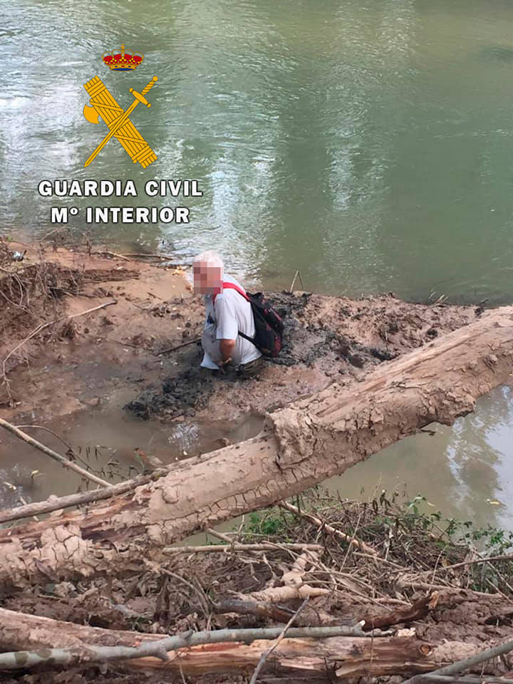 Rescatan en Mogón a un pescador que quedó atrapado en el barro