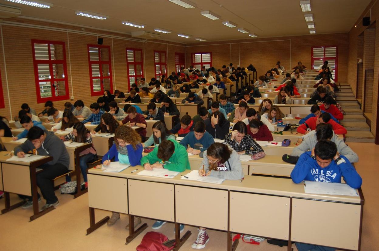 Estudiantes almerienses realizando las pruebas de Indalmat el pasado año en la UAL.
