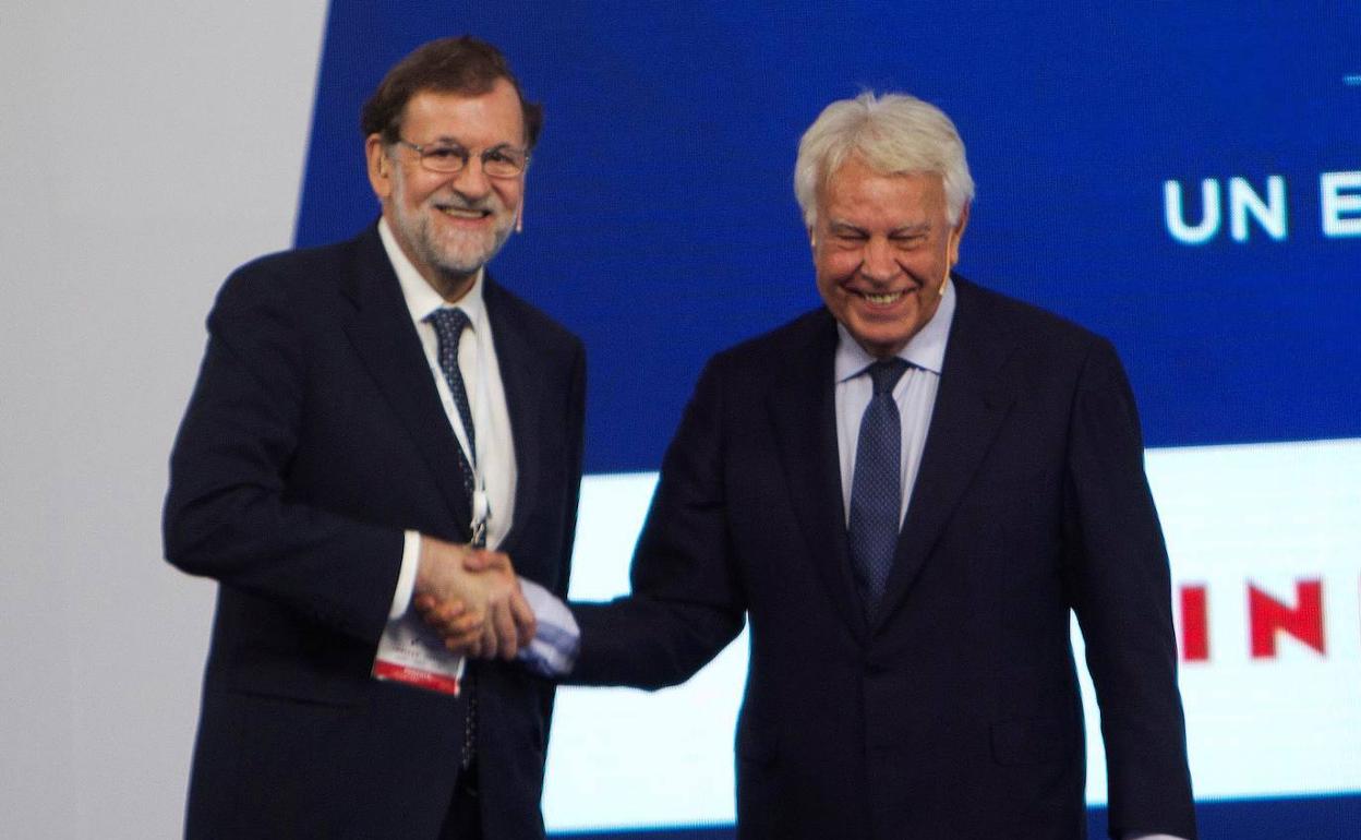 Rajoy y González se saludan en el I Foro La Toja-Vínculo Atlántico en O Grove, Pontevedra. 