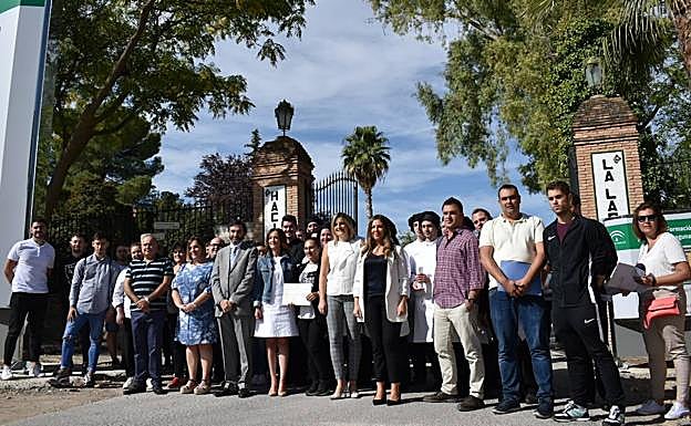 Autoridades, profesores y alumnos ayer a las puertas de las instalaciones. 