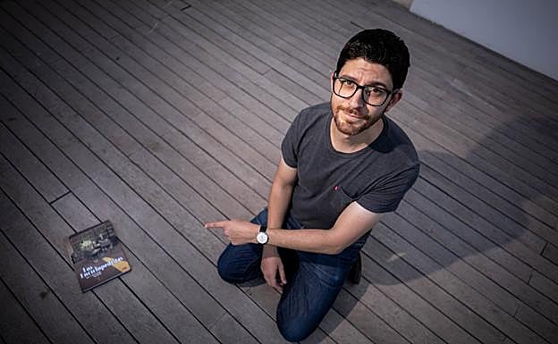 Pérez Ledo, en el Cuarto Real de Santo Domingo, con el cuerpo del crimen: Los Enciclopedistas. 