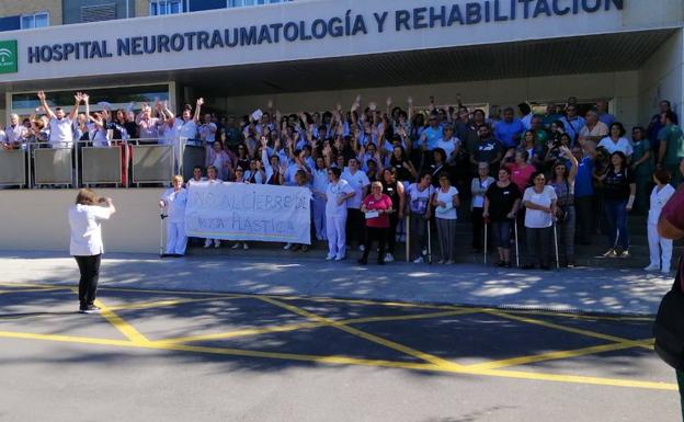 La protesta de profesionales y familiares de pacientes por el cierre de Cirugía Plástica cortó ayer la calle Juan Pablo II, a las puertas de Traumatología. 