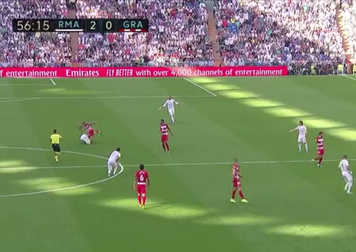 Soldado, a la izquierda, cae sobre Casemiro. 