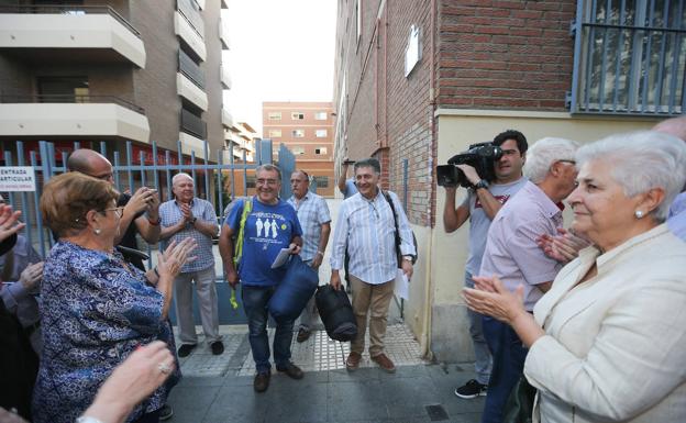 Mario Picazo y Manuel Marín reciben un aovación tras terminar su encierro de una semana.