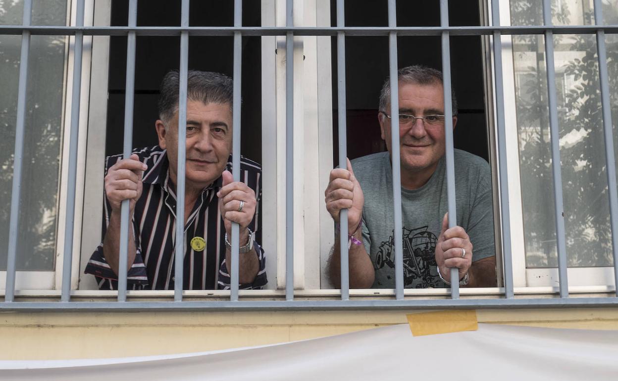 Manuel Marín y Mario Picazo, durante su encierro en la iglesia de San Francisco del Camino de Ronda.