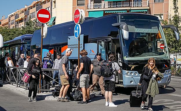 Los pasajeros bajan del primer bus que llegó a Granada desde Antequera.