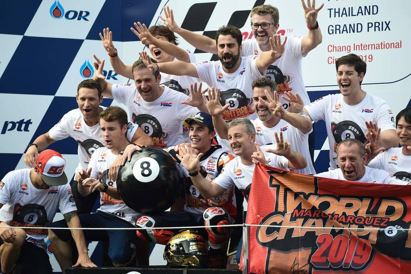 Márquez celebra su nuevo título mundial con su equipo.