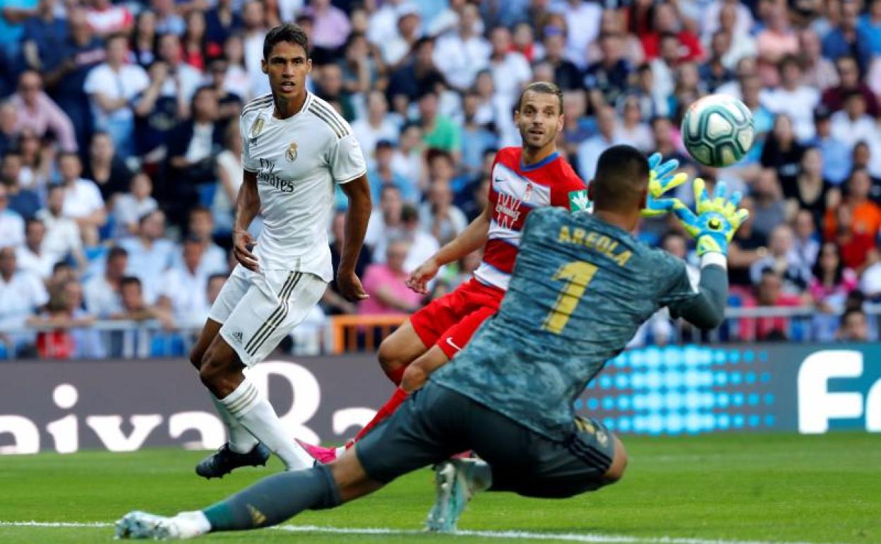 Soldado (centro) observa cómo Areola atrapa el esférico. 