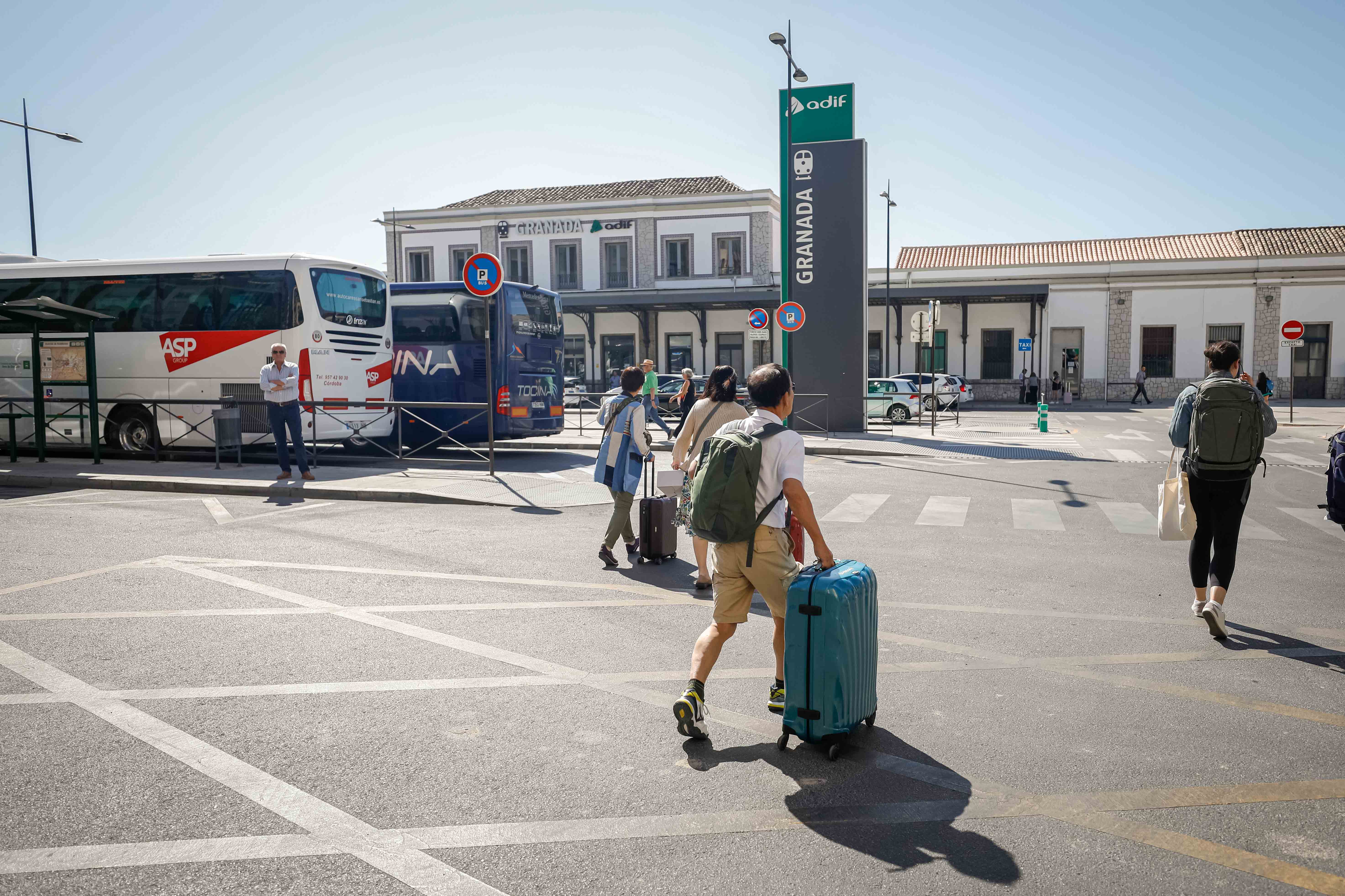Fotos: Los autobuses llegan a Andaluces con los pasajeros afectados por la avería del AVE